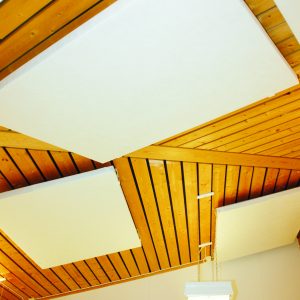 Lyddempende plate inklusive opphengsbøyler